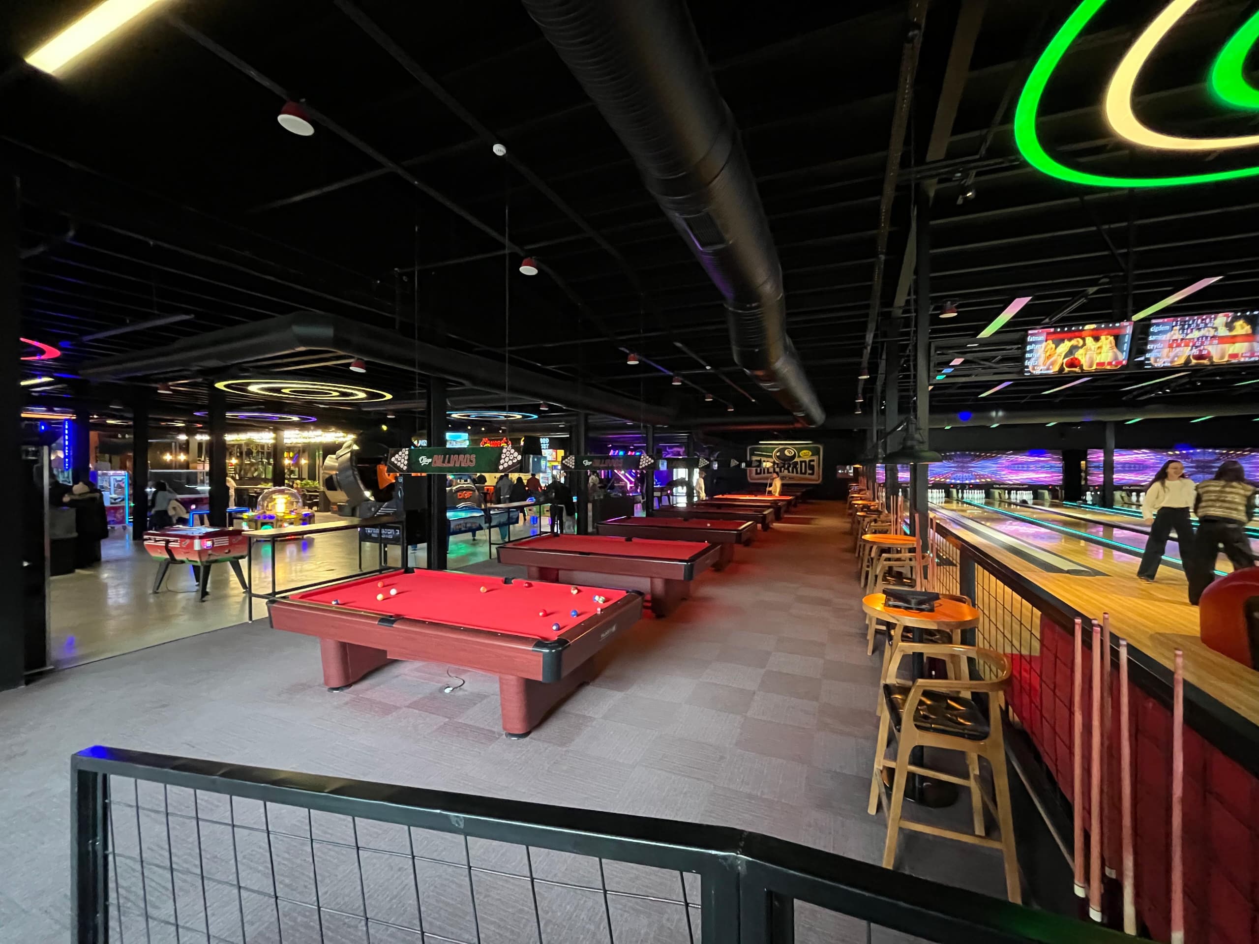 Eğlence merkezi bilardo ve bowling bölümü